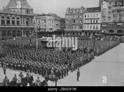 Die Besetzung Brüssels in Belgien im August 1914 durch deutsche Truppen im Weltkrieg Wurde Durch eine Parade von Soldaten an der Place du Marche symbolisiert Stockfoto