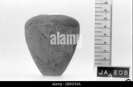 Typ: 13, kleine Keramik aus dem Mast gedreht, Schlupfschicht, viel feinen Sand verstauen, gekocht, nicht komplett, Topf, Steingut, H. 8,0, D (Boden) 2,5, Dicke 0,4-0,5 cm, Uurk Periode -3800 Stockfoto