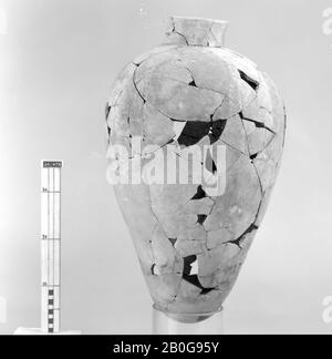 Typ: 33, sehr große Keramik, Schultermarkierung quadratisch mit 2 Beinen, nicht vollständig, Aufbewahrungsbecher, Steingut, H. 63,5, D (max.) 36, D (Rand) 13,4, Dicke 2,0 cm, Uruk Periode -3800 Stockfoto