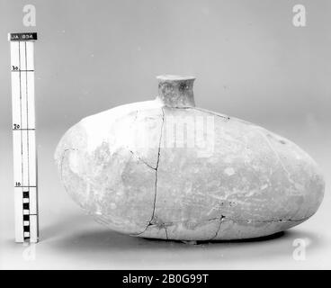 Typ: 38, mittelgroßer Steingut, Ausguss, unregelmäßige Form, enger Hals und Ausguss, runder Boden, komplett, Geschirr, Steingut, H 46,3 cm, D max 23 cm, D-Rand 7 cm, Stärke 1,25 cm, Uruk Periode 3800-3100 BC, Syrien Stockfoto