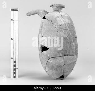 Typ: 25, mittelgroßer Steingut, nicht vollständig, Kanne, Steingut, H. 39,2, D (unten) 5, D (max.) 21, D (Rand) 8 cm, Uruk Periode -3800 Stockfoto