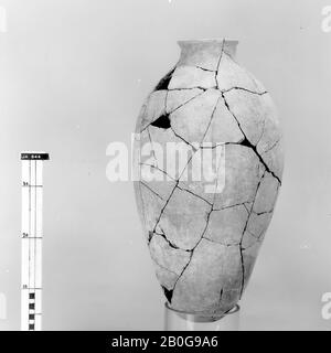 Typ: 20, mittelgroßer Steingut, organisch, nicht ganz vollständig, Topf, Steingut, H. 52.0, D (max.) 27, D (Rand) 12, Stärke 1,25 cm, Uurk Periode -3800 Stockfoto