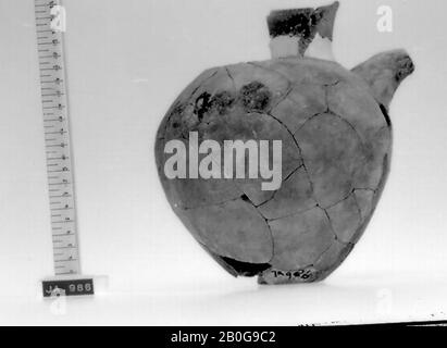 Typ: 23, mittelgroßer Steingut, Bitumenspuren außen, nicht vollständig, Geschirr, Steingut, H 22,3 cm, D unten 6,5 cm, D max 18 cm, D Rand 11,1 cm, Uruk Periode 3800-3100 v. Chr., Syrien Stockfoto