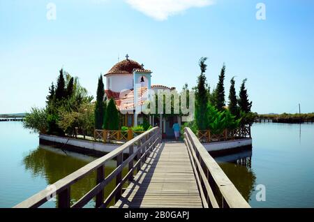 Griechenland, Brücke zum öffentlichen Kloster Agios nikolaos auf einer Insel im Vistonida-See Stockfoto