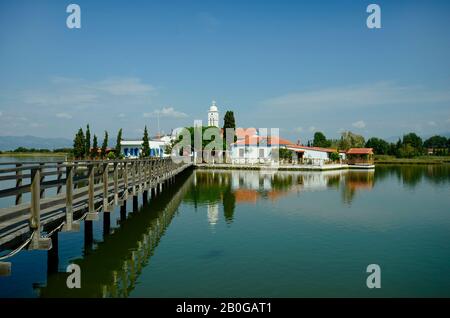 Griechenland, öffentliches Kloster Agios nikolaos auf einer Insel im Vistonida-See Stockfoto