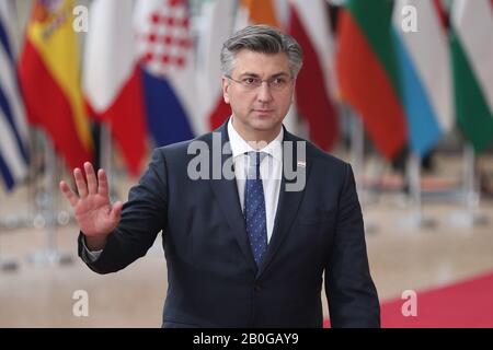 (200220) -- BRÜSSEL, den 20. Februar 2020 (Xinhua) -- der kroatische Premierminister Andrej Plenkovic trifft zu einer Sondersitzung des Europäischen Rates am Sitz der EU in Brüssel, Belgien, 20. Februar 2020. Die Staats- und Regierungschefs wollen sich auf den langfristigen Haushalt der EU für 2021 bis 2027, den mehrjährigen Finanzrahmen (MFR), einigen. (Xinhua/Zheng Huansong) Stockfoto