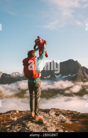 Vater hält Kinderfamilie Urlaub mit Kleinkind Wandern in den Bergen zusammen aktiver gesunder Lebensstil Eltern Kinder Kindheit Gener Stockfoto