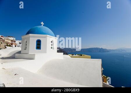 Typische blaue Kuppelkirche in Oia, Insel Santorini, Griechenland Stockfoto