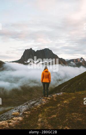 Frau steht allein in den Bergen auf Reisen Abenteuer Lifestyle Outdoor in Norwegen Wandern Aktivität Freizeit Motivation Konzept Stockfoto