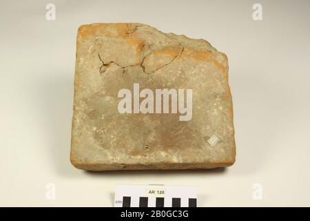 Später aus Backstein mit Stempel EXGERINF. 1 Ecke fehlt, Risse, Mörtel bleibt auf der Oberfläche, Später Ziegelstein, Steingut, Backstein, 21,1 x 20,8 x 4,1 cm, roman, Niederlande, Südholland, Leidschendam-Voorburg, Voorburg, Arentsburg Stockfoto