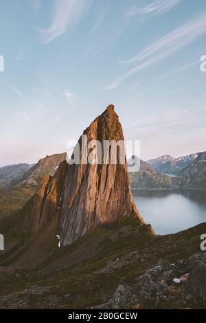 Segla Mountain Peak-Landschaft in Norwegen Sonnenuntergang Felsen und Fjord Blick Auf Nachhaltige Reise schöne Ziele Landschaft Senja Insel skandinavische Natur Stockfoto