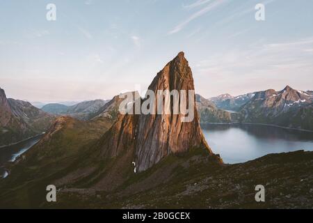 Segla Mountain Peak Landschaft in Norwegen Sonnenuntergang Felsen und Fjord Blick Reisen schöne Ziele Landschaft Senja Inseln Stockfoto