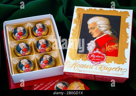 Tambov, Russische Föderation - 14. Februar 2020 offene Schachtel mit Mozart-Bonbons auf grünem Samtgrund. Stockfoto