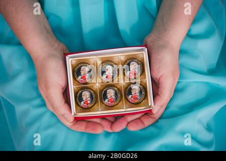 Tambov, Russische Föderation - 14. Februar 2020 offene Schachtel mit Mozart-Süßigkeiten in Frauenhand. Stockfoto