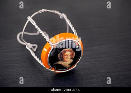 Tambov, Russische Föderation - 14. Februar 2020 Veuve Clicquot Champagner-Muselet mit Kappe auf schwarzem Hintergrund. Studio gedreht. Stockfoto