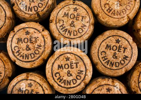 Tambov, Russische Föderation - 14. Februar 2020 Moet & Chandon Champagner korken Hintergrund. Schwarzer Hintergrund. Stockfoto