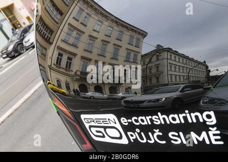 Prag, Tschechien. Februar 2020. Das ungarische Elektrokarstunternehmen GreenGo hat am 20. Februar 2020 einen Betrieb in Prag, Tschechien, eingerichtet. Kredit: Michal Kamaryt/CTK Foto/Alamy Live News Stockfoto