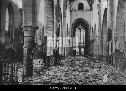 Die Ruinen der St. Jacques Kirche Ypern Belgien um das Jahr 1915 war die Stadt während drei großen Gefechten zwischen den Verbündeten Truppen und den deutschen Streitkräften während des ersten Weltkriegs total ruiniert Stockfoto