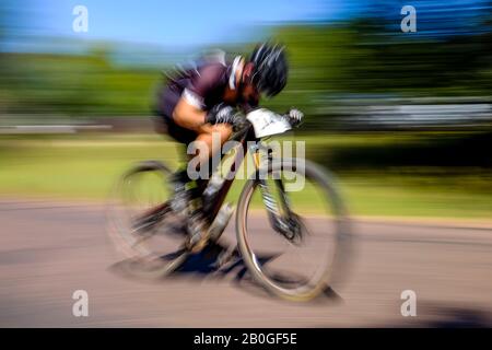 Jährliches Feuer auf das Rim Mountain Bike Race, Pine-Strawberrt, AZ. Bewegungsunschärfe. RZXT4426.jpg Stockfoto