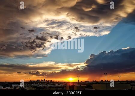 Phoenix Skyline Form Harbour International Airport bei Sonnenuntergang. Phoenix, Az. Stockfoto