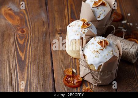 Ostern Kuchen mit kandierten Früchten und Mandeln Krümel in Kraftpapier auf braune Holztisch gewickelt Stockfoto