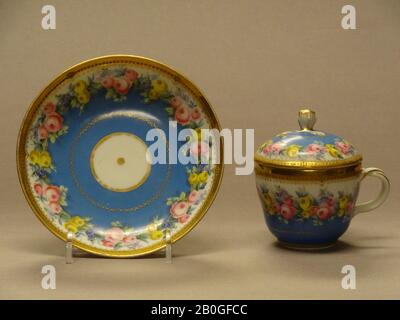 Porzellan-Fabrik in Moskau, Fabrik in Popoff, Tasse und Untertasse, 1800-1872, Porzellan Aus Hartpaste, Tasse: 2 7/8 x 3 3/4 Zoll. (7,3 x 9,5 cm Stockfoto