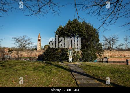 Insel Mazzorbo (Venedig, Italien) mit Kirche San Michele Arcangelo im Hintergrund an einem sonnigen Tag im Winter Stockfoto