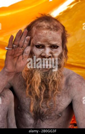 Digitale Gemälde: Naga Sadhu-1 Digitales Gemälde eines Naga Sadhu, das den Gläubigen in Varanasi Ghat, Varanasi, Indien, Segen gibt. Stockfoto