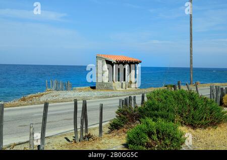 Griechenland, Samothrace, Bushaltestelle an der Küstenstraße Stockfoto