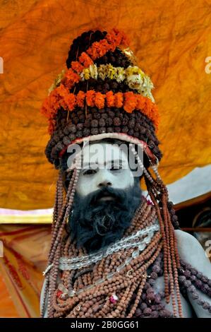 Digitale Gemälde: Naga Sadhu-2 Digitales Gemälde eines Naga Sadhu mit einer Adresse von Rudraksha-Perle und marigalten Girlanden am Ghat, Varanasi, Indien. Stockfoto