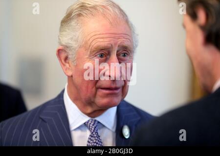 Der Prince of Wales spricht während der Plant Health and Biosecurity Conference in den Royal Botanic Gardens, Kew, in London mit Gästen. Stockfoto