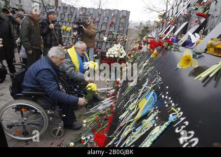 Kiew, Ukraine. Februar 2020. Menschen legen Blumen zum Gedenken an die himmlischen Hundert, Aktivisten, die während der Proteste gegen die Regierung 2014 in Kiew, Ukraine, am 20. Februar 2020 getötet wurden. Die Ukrainer feiern den 6. Jahrestag der Maidan-Revolution oder der Revolution Der Würde. Credit: Serg Glovny/ZUMA Wire/Alamy Live News Stockfoto