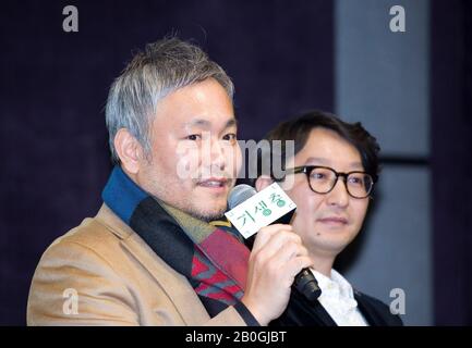 Lee Ha-Jun und Yang Jin-Mo, 19. Februar 2020: Lee Ha-Jun (L), Produktionsdesigner des Oscar-prämierten Films "Parasite" und Yang Jin-Mo, Filmeditor des Films, nehmen an einer Pressekonferenz in Seoul, Südkorea Teil. Der koreanische schwarze Comedy-Thriller gewann am 9. Februar 2020 vier Oscar-Titel bei der Oscarverleihung und wurde damit der erste nicht englischsprachige Film, der das Oscars Best Picture in seiner 92-jährigen Geschichte gewann. Credit: Lee Jae-Won/AFLO/Alamy Live News Stockfoto