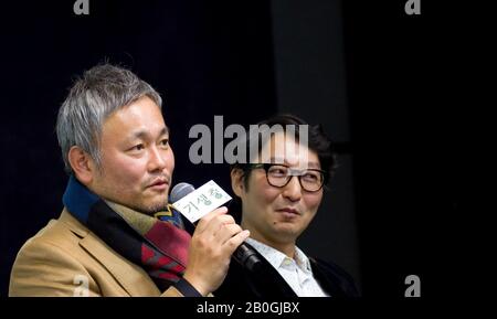 Lee Ha-Jun und Yang Jin-Mo, 19. Februar 2020: Lee Ha-Jun (L), Produktionsdesigner des Oscar-prämierten Films "Parasite" und Yang Jin-Mo, Filmeditor des Films, nehmen an einer Pressekonferenz in Seoul, Südkorea Teil. Der koreanische schwarze Comedy-Thriller gewann am 9. Februar 2020 vier Oscar-Titel bei der Oscarverleihung und wurde damit der erste nicht englischsprachige Film, der das Oscars Best Picture in seiner 92-jährigen Geschichte gewann. Credit: Lee Jae-Won/AFLO/Alamy Live News Stockfoto