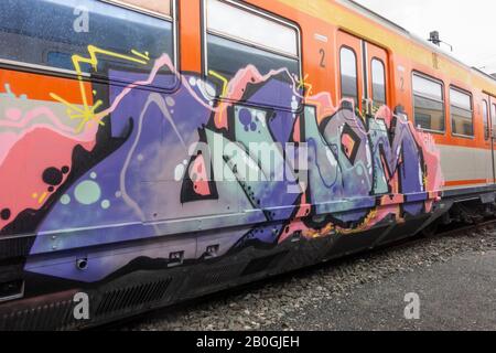 Graffiti-bedeckte Zugwagen im Verkehrsmuseum Nürnberg, Nürnberg, Bayern, Deutschland. Stockfoto