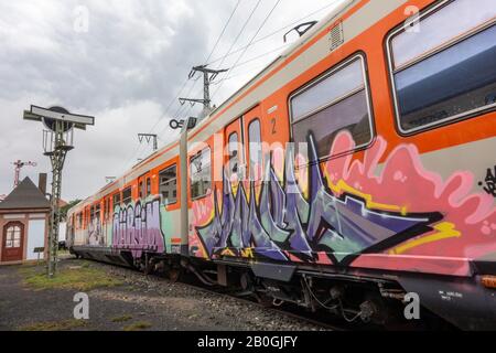 Graffiti-bedeckte Zugwagen im Verkehrsmuseum Nürnberg, Nürnberg, Bayern, Deutschland. Stockfoto