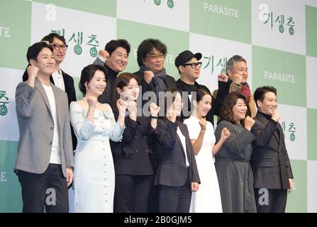 Yang Jin-Mo, Song Kang-Ho, Bong Joon-Ho, Han Jin-Won, Lee Ha-Jun, Lee Sun-Kyun, Jang Hye-Jin, Park So-Dam, Kwak Sin-Ae, Cho Yeo-Jeong, Lee Jung-Eun und Park Myung-Hoon, Feb. 19., 2020: (L-R, Row) Filmeditor, Jon-Ho Jang Ho Jang Ho Jang, Jang Ho Ho Song, Jang Jang Ho Ho Jang, Jang H Drehbuchautor Han Jin-Won und der Produktionsdesigner Lee Ha-Jun posieren mit (L-R, Front-Row) Besetzung Lee Sun-Kyun, Jang Hye-Jin, Park So-Dam, Filmproduzent Kwak Sin-Ae, den Besetzung Cho Yeo-Jeong, Lee Jung-Eun und Park Myung-Hoon während einer Pressekonferenz für ihren Oscar-prämierten Film "Parasite" in Seoul, Südkorea. Der Koreaner Stockfoto