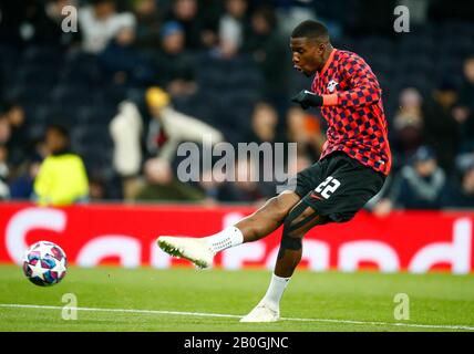 LONDON, GROSSBRITANNIEN. 19. Februar Nordi Mukiele von RB Leipzig beim Vorkampf während der Champions-League-Runde 16 zwischen Tottenham Hotspur Stockfoto