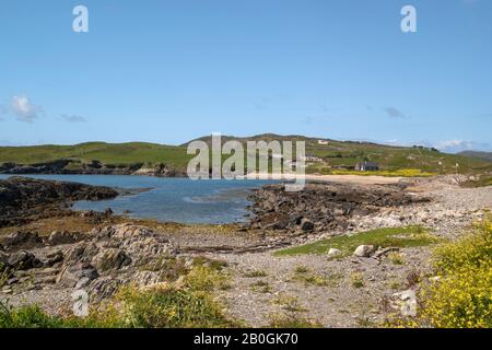 Versteckte Bucht auf der Halbinsel Mizen Head mit einem kleinen Sandstrand. County Cork, Irland. Stockfoto