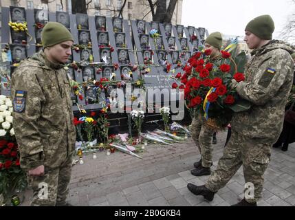 Kiew, Ukraine. Februar 2020. Menschen legen Blumen zum Gedenken an die himmlischen Hundert, Aktivisten, die während der Proteste gegen die Regierung 2014 in Kiew, Ukraine, am 20. Februar 2020 getötet wurden. Die Ukrainer feiern den 6. Jahrestag der Maidan-Revolution oder der Revolution Der Würde. Credit: Serg Glovny/ZUMA Wire/Alamy Live News Stockfoto