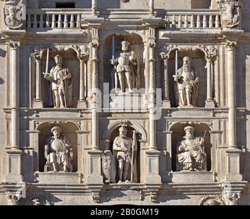 Das Stadttor ist bekannt als Arco de Santa Maria, Burgos, Spanische Provinz, Castilla y Leon, Spanien. (Das Arco ist einer der zwölf mittelalterlichen alten Tore, die dieses besondere Tor direkt am Fluss ist und einen großen Eingang zur Kathedrale bietet. Die Gründer der Stadt sind an der Fassade zu sehen, ebenso wie die von El Cid.) Stockfoto