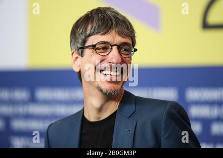 (200220) -- BERLIN, 20. Feb. 2020 (Xinhua) -- Regisseur und Drehbuchautor Philippe Falardeau von Film "Mein Salinger Jahr" nimmt an einer Pressekonferenz während der 70. Internationalen Berliner Filmfestspiele in Berlin, der Hauptstadt Deutschlands, 20. Februar 2020 Teil. (Xinhua/Shan Yuqi) Stockfoto