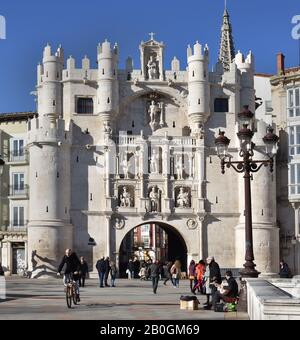 Das Stadttor ist bekannt als Arco de Santa Maria, Burgos, Spanische Provinz, Castilla y Leon, Spanien. (Das Arco ist einer der zwölf mittelalterlichen alten Tore, die dieses besondere Tor direkt am Fluss ist und einen großen Eingang zur Kathedrale bietet. Die Gründer der Stadt sind an der Fassade zu sehen, ebenso wie die von El Cid.) Stockfoto