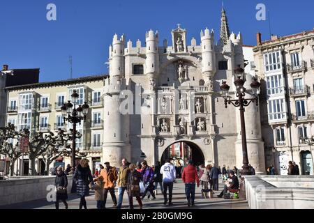 Das Stadttor ist bekannt als Arco de Santa Maria, Burgos, Spanische Provinz, Castilla y Leon, Spanien. (Das Arco ist einer der zwölf mittelalterlichen alten Tore, die dieses besondere Tor direkt am Fluss ist und einen großen Eingang zur Kathedrale bietet. Die Gründer der Stadt sind an der Fassade zu sehen, ebenso wie die von El Cid.) Stockfoto