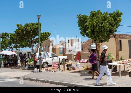 Zwelihle, Hermanus, Westkappo, Südafrika. Dezember 2019. Händler, die Obst und Gemüse am Straßenrand in der Zschweihle Gemeinde in Hermanus, Western, verkaufen Stockfoto