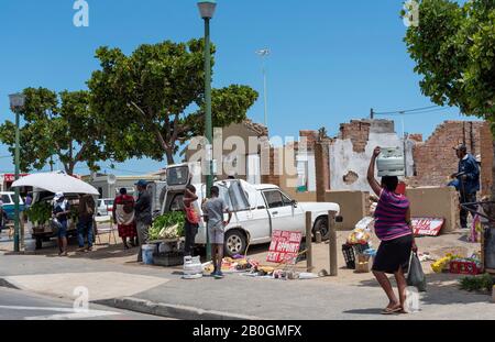 Zwelihle, Hermanus, Westkappo, Südafrika. Dezember 2019. Händler, die Obst und Gemüse am Straßenrand in der Zschweihle Gemeinde in Hermanus, Western, verkaufen Stockfoto