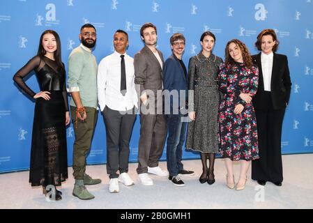 Berlin, Deutschland. Februar 2020. Die Darsteller des Films "Mein Salinger Jahr" nehmen am 70. Internationalen Filmfestival in Berlin, der Hauptstadt Deutschlands, am 20. Februar 2020 an einem Fotocall Teil. Credit: Shan Yuqi/Xinhua/Alamy Live News Stockfoto