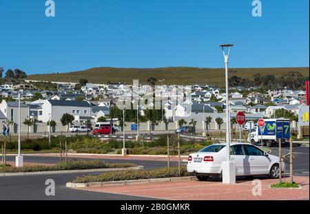 Sandbaai, Hermanus, Westkappo, Südafrika. Dez2019. Das neue Haus bietet Blick auf einen Parkplatz im Einkaufszentrum Whale Coast Mall in der Nähe von Hermanus, Wester Stockfoto