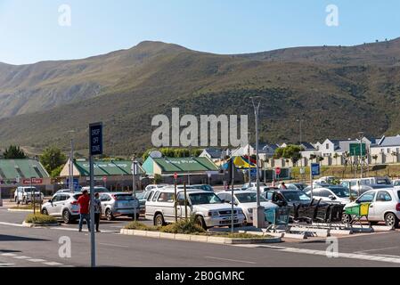 Sandbaai, Hermanus, Westkappo, Südafrika. Dez2019. Das neue Haus bietet Blick auf einen Parkplatz im Einkaufszentrum Whale Coast Mall in der Nähe von Hermanus, Wester Stockfoto