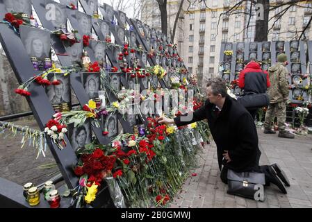 Kiew, Ukraine. Februar 2020. Ein Mann stellt eine Kerze in Erinnerung an die himmlischen Hundert, Aktivisten, die bei Anti-Regierungs-Protesten 2014 in Kiew, Ukraine, am 20. Februar 2020 getötet wurden. Die Ukrainer feiern den 6. Jahrestag der Maidan-Revolution oder der Revolution Der Würde. Credit: Serg Glovny/ZUMA Wire/Alamy Live News Stockfoto